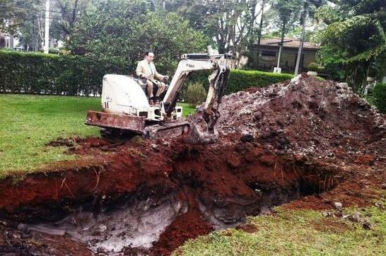 Chiquinho Scarpa為自己的愛(ài)車挖墓穴