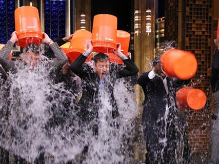 一場精心策劃的營銷活動(dòng)傳播，冰桶挑戰(zhàn)