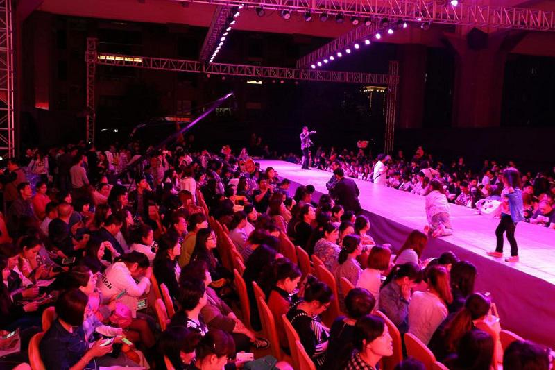 各地經(jīng)銷商齊聚一堂，秀場(chǎng)內(nèi)座無虛席