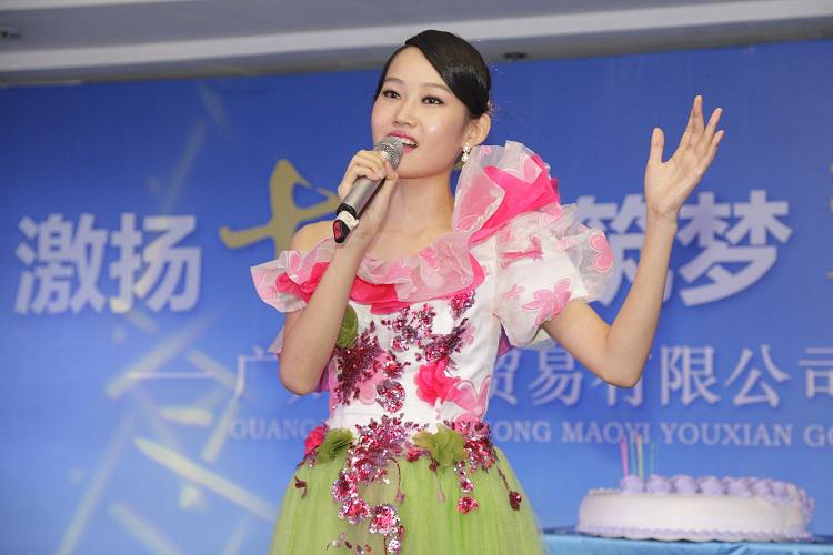 慶生儀式，女歌手領(lǐng)唱明天會更好